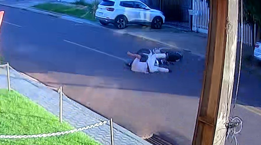 Perdeu o controle: Imagens mostram momento em que jovem cai de moto no Bairro Alto Alegre