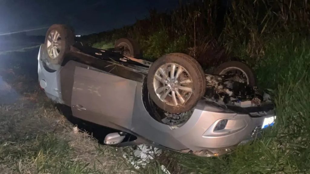Casal fica ferido após capotamento na BR-376 entre Apucarana e Cambira