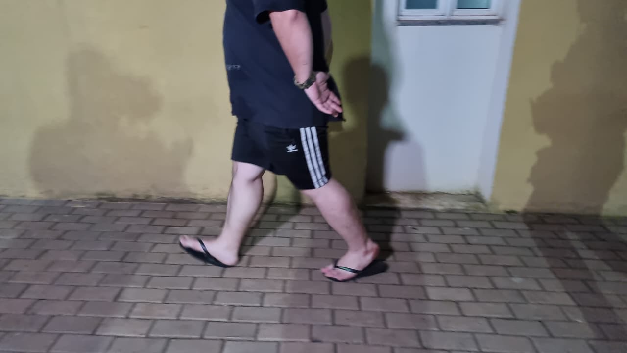 Após discutir com companheira, homem saca pistola e faz disparos em bar no centro