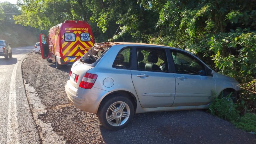 Stilo capota na PR-180 e jovem de 24 anos é socorrido pelo Siate