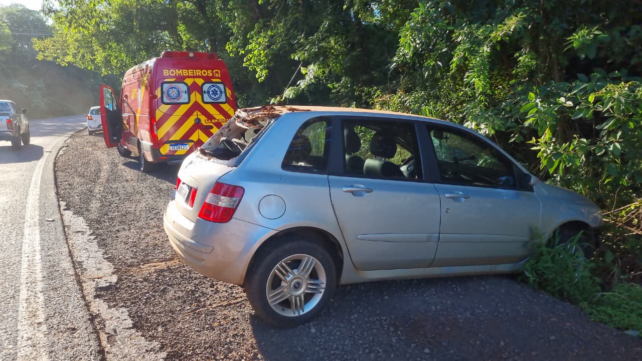 Stilo capota na PR-180 e jovem de 24 anos é socorrido pelo Siate