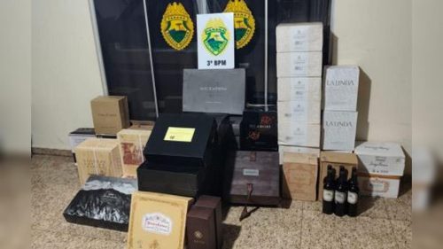 PM apreende veículo carregado com vinhos estrangeiros no Sudoeste do Paraná