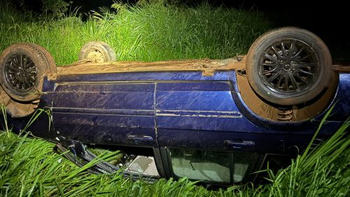 Santana capota após acidente com Corsa na PR-471