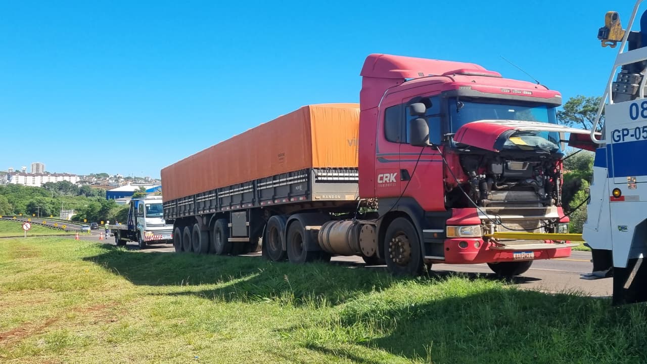 Carreta com problema mecânico causa lentidão na BR-277, em Cascavel