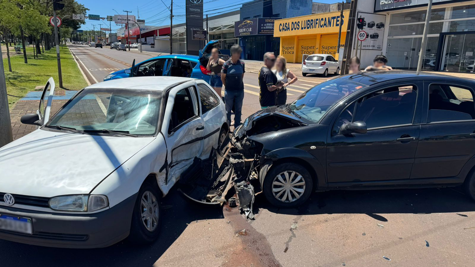 Gol e Citroën C3 colidem em cruzamento semaforizado na Região do Lago