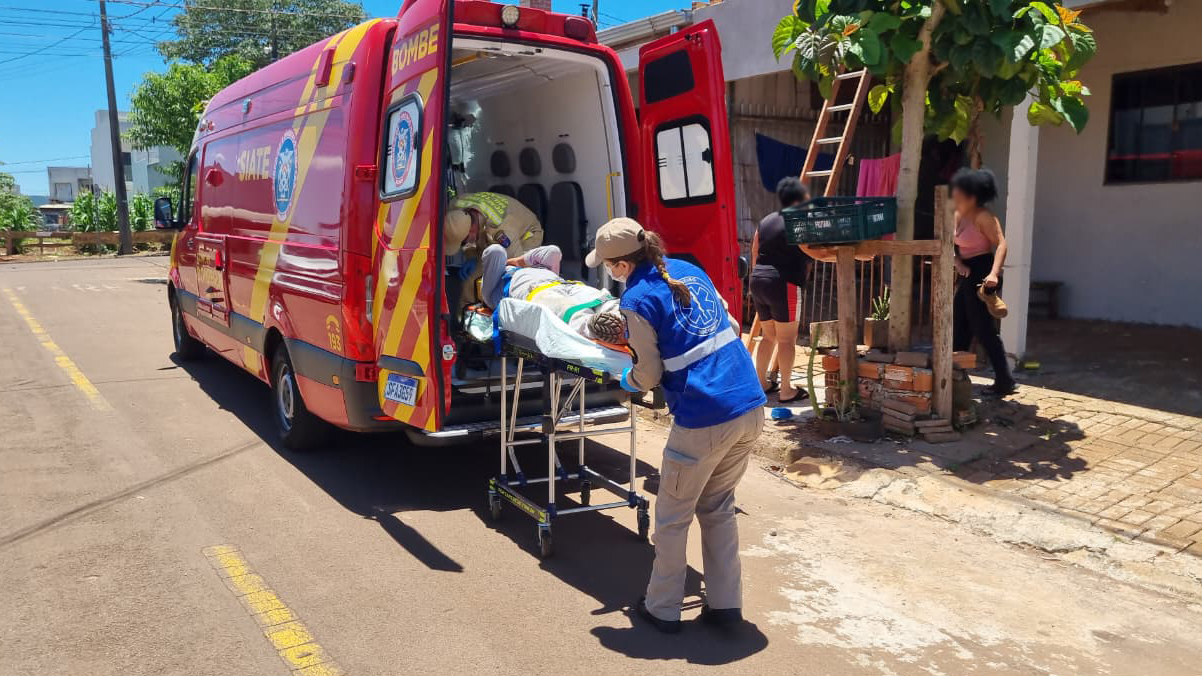 Homem é socorrido pelo Siate após queda de plano elevado no Loteamento Belmonte, em Cascavel