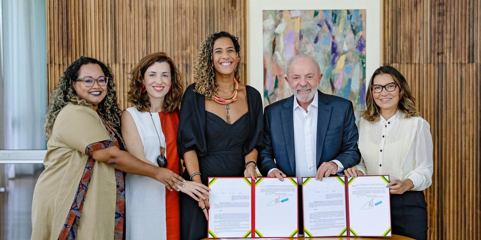Lula assina 28 decretos para regularizar territórios de quilombolas Imagem referente a Lula assina 28 decretos para regularizar territórios de quilombolas