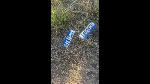 Foram encontradas placas de veículos no bairro Esmeralda