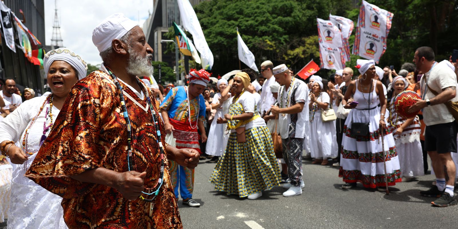 Consciência Negra: ato na Avenida Paulista reúne militância e cultura Imagem referente a Consciência Negra: ato na Avenida Paulista reúne militância e cultura