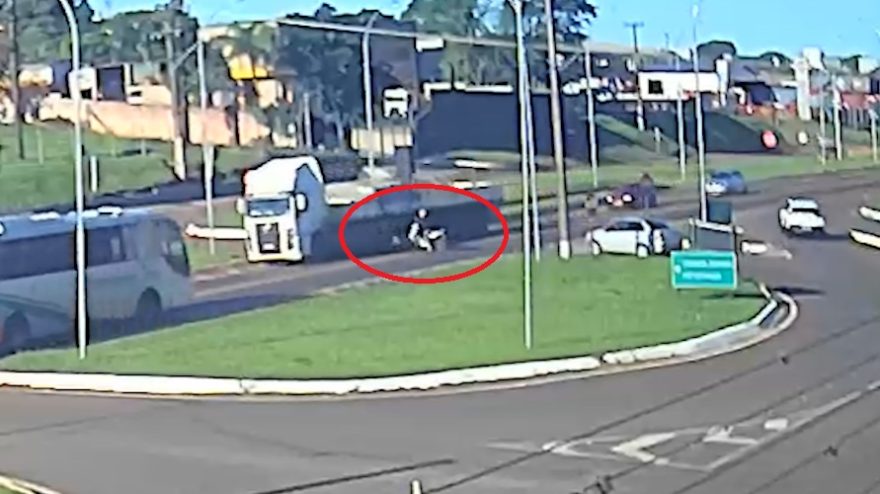 Essa foi por pouco! Motociclista escapa de grave acidente no Trevo da Portal; Veja o vídeo