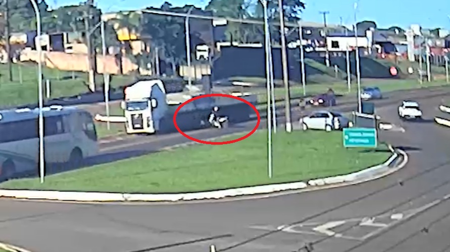 Essa foi por pouco! Motociclista escapa de grave acidente no Trevo da Portal; Veja o vídeo