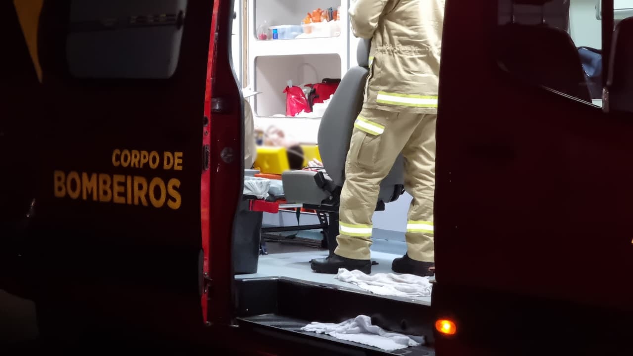 Motociclista sofre fratura exposta em acidente de trânsito no Bairro Neva Motociclista sofre fratura exposta em acidente de trânsito no Bairro Neva