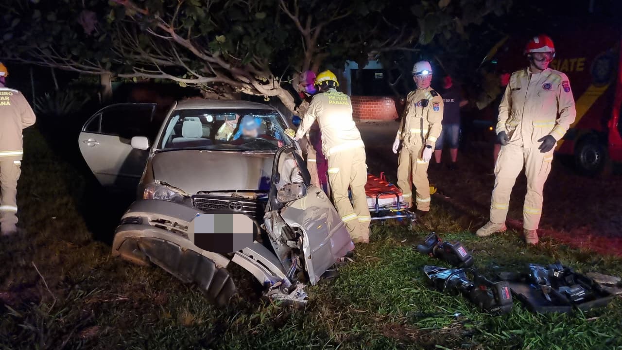 Idoso perde o controle da direção, sai da pista e bate em árvore na BR-369 em Cascavel Idoso perde o controle da direção, sai da pista e bate em árvore na BR-369 em Cascavel