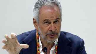 Presidente da COP30 prevê prolongamento das negociações após incêndio Presidente da COP30 prevê prolongamento das negociações após incêndio