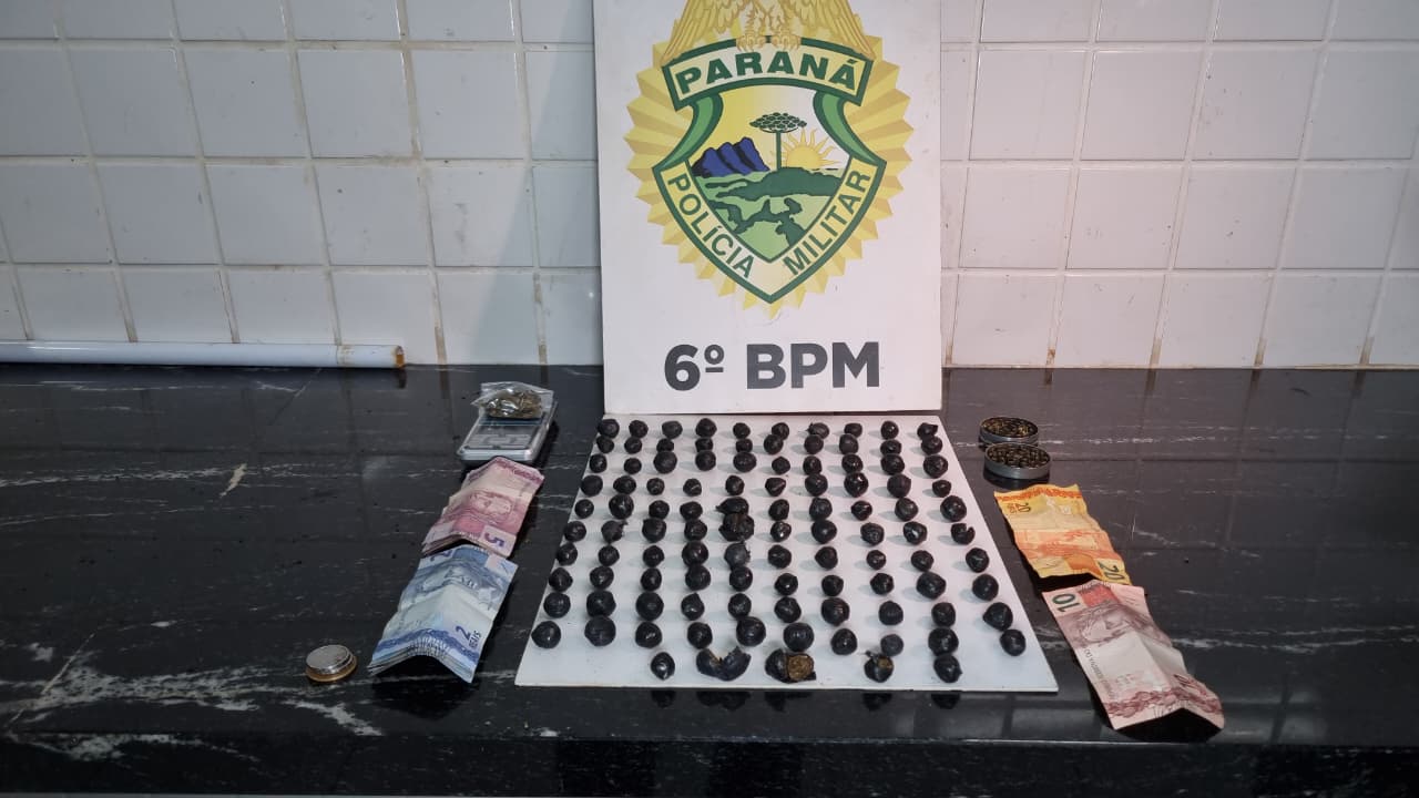 Choque estoura casa e pega jovem com 105 bolinhas de maconha no Cascavel Velho Choque estoura casa e pega jovem com 105 bolinhas de maconha no Cascavel Velho