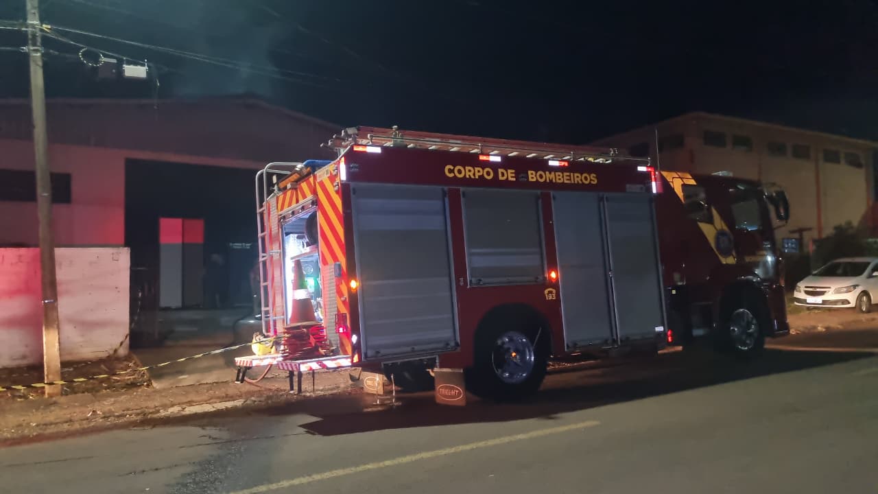 Bombeiros combatem incêndio em marcenaria no Bairro Universitário Bombeiros combatem incêndio em marcenaria no Bairro Universitário