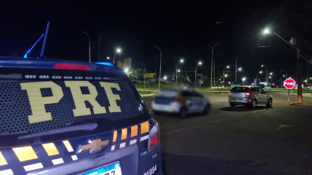 PRF realiza fiscalização de trânsito na marginal da BR-277 em Cascavel