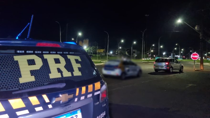 PRF realiza fiscalização de trânsito na marginal da BR-277 em Cascavel