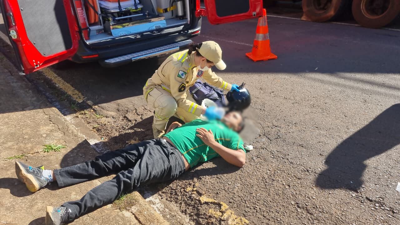 Homem fica ferido após colisão entre motos na Rua Nereu Ramos
