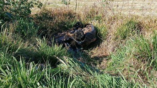 Carro capota em ribanceira após colisão na BR-163, em Toledo