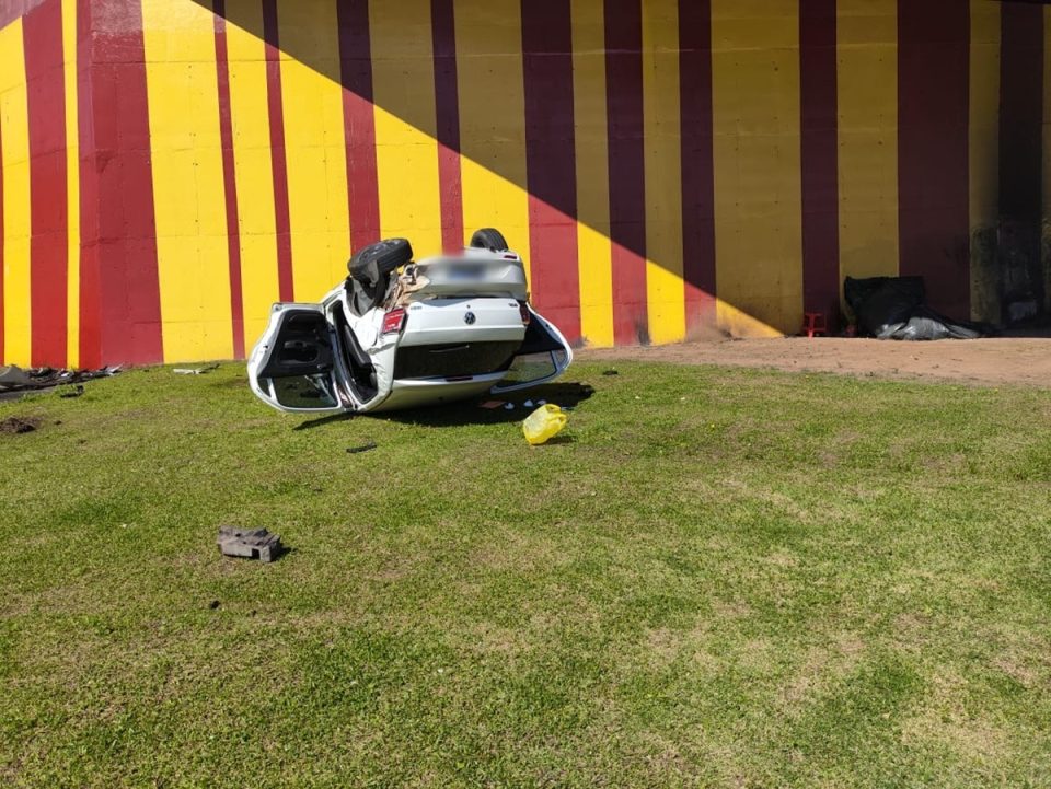Jovem escapa da morte após carro despencar de ponte no Uberaba