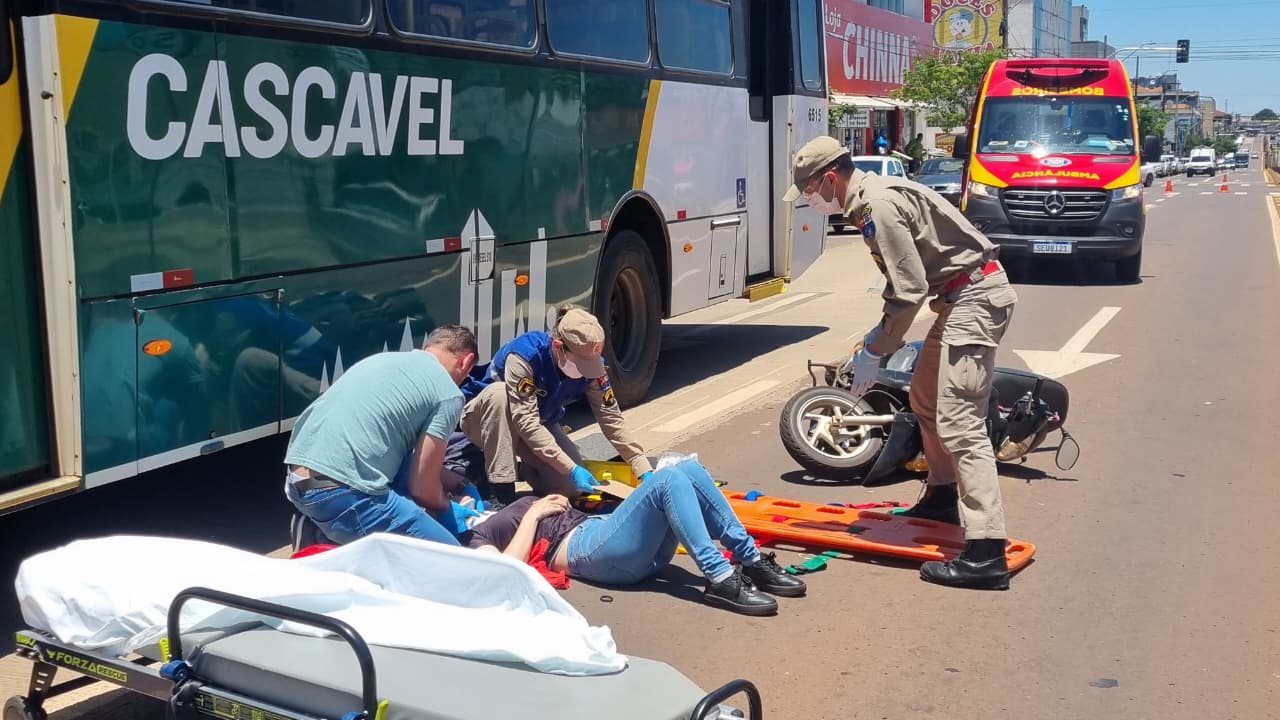 Motociclista bate em carro, perde controle e acerta ônibus parado na Rua Carlos Gomes