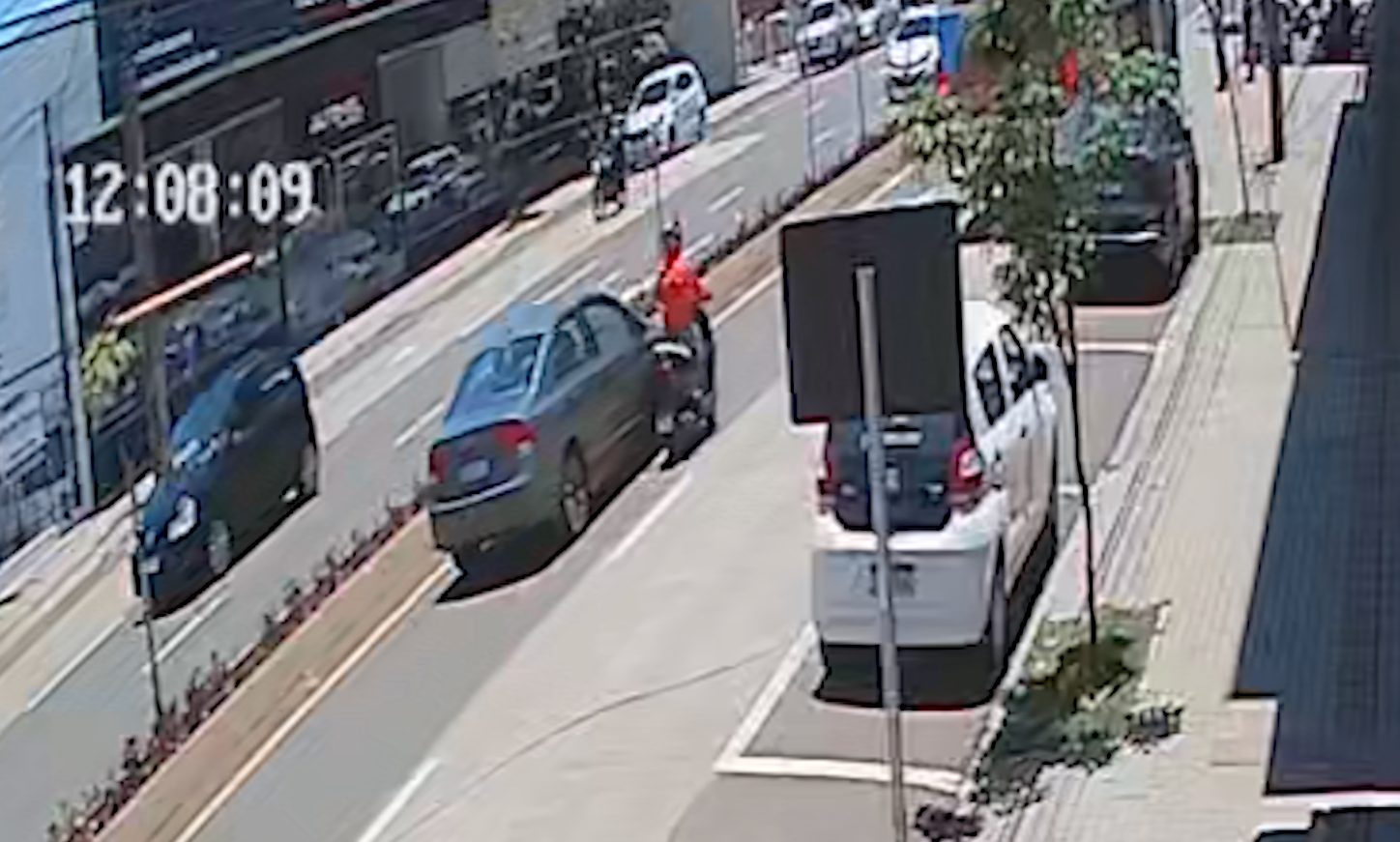 Vídeo mostra motoneta batendo contra Civic e motociclista sendo jogada contra ônibus Vídeo mostra motoneta batendo contra Civic e motociclista sendo jogada contra ônibus