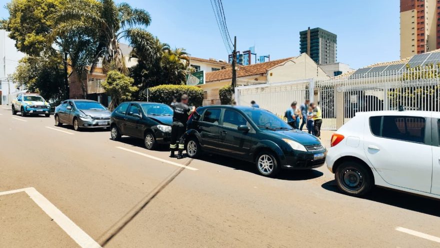 Quatro carros se envolvem em colisão na Rua Presidente Kennedy, no Centro
