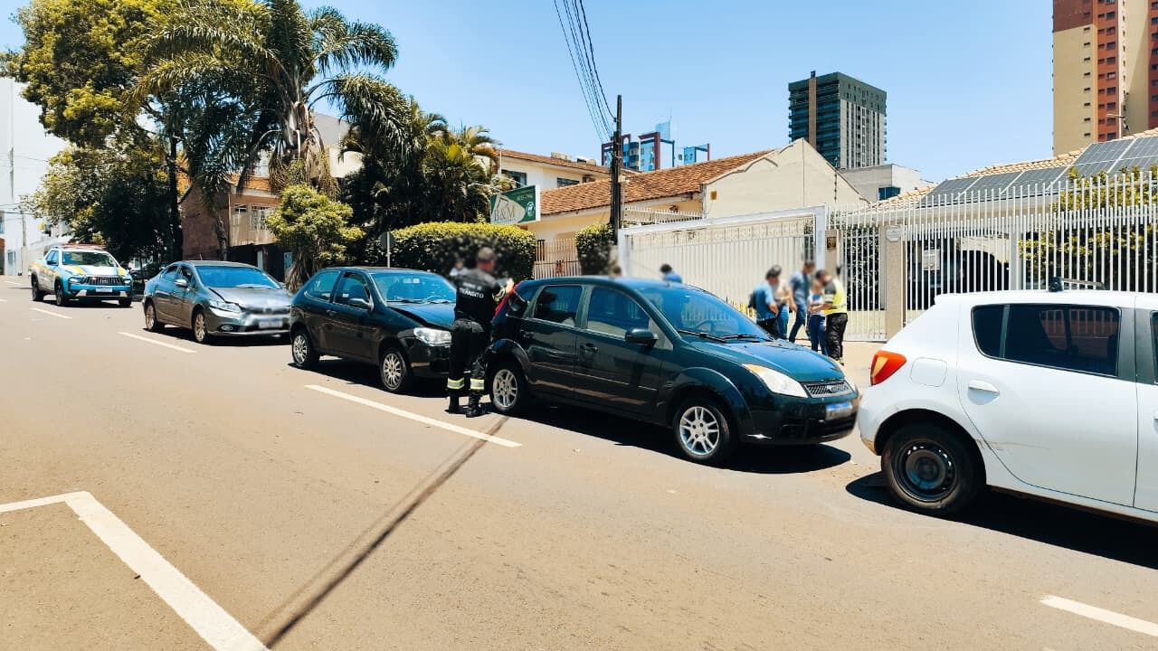 Quatro carros se envolvem em colisão na Rua Presidente Kennedy, no Centro Quatro carros se envolvem em colisão na Rua Presidente Kennedy, no Centro