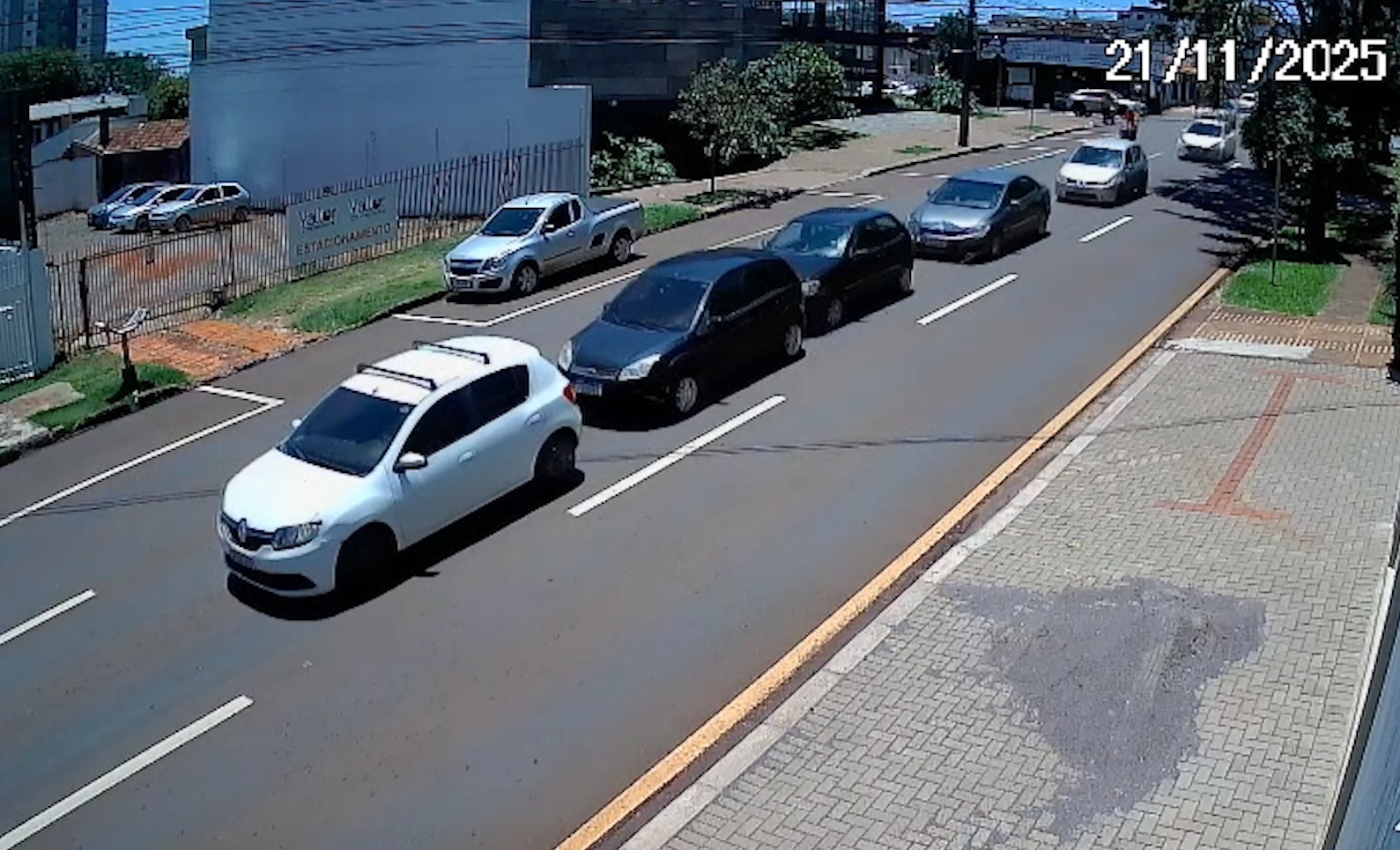 Vídeo mostra engavetamento entre Sandero, Fiesta, Palio e Civic no Centro de Cascavel Vídeo mostra engavetamento entre Sandero, Fiesta, Palio e Civic no Centro de Cascavel