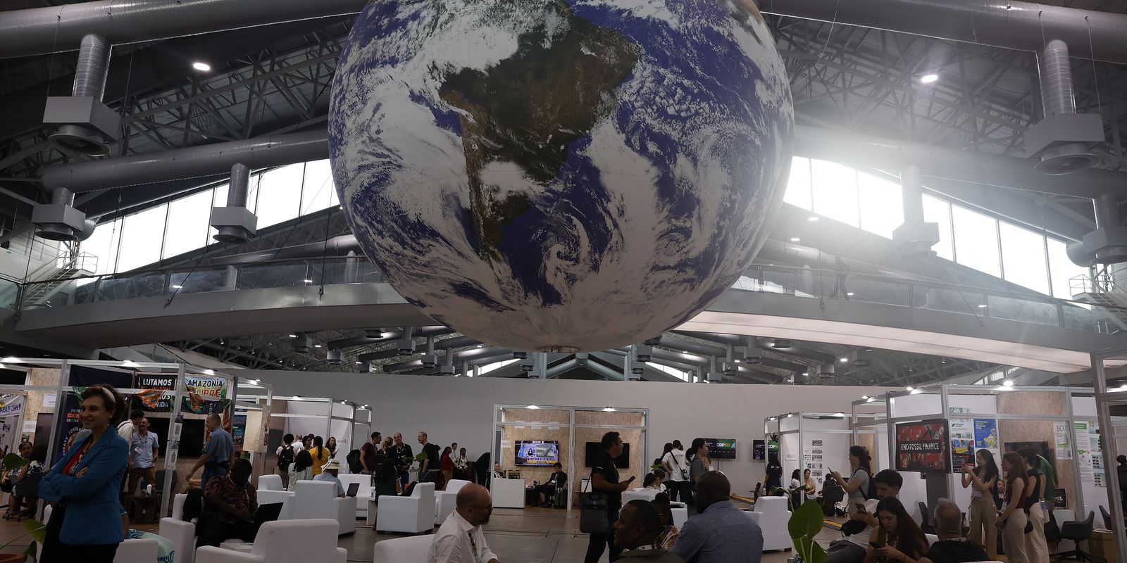 Cientistas criticam ausência de combustíveis fósseis em texto da COP30 Cientistas criticam ausência de combustíveis fósseis em texto da COP30