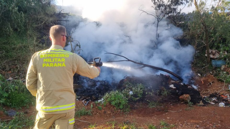 “Está bem próximo”, diz morador assustado com incêndio ambiental chegando perto de casas no Veneza em Cascavel