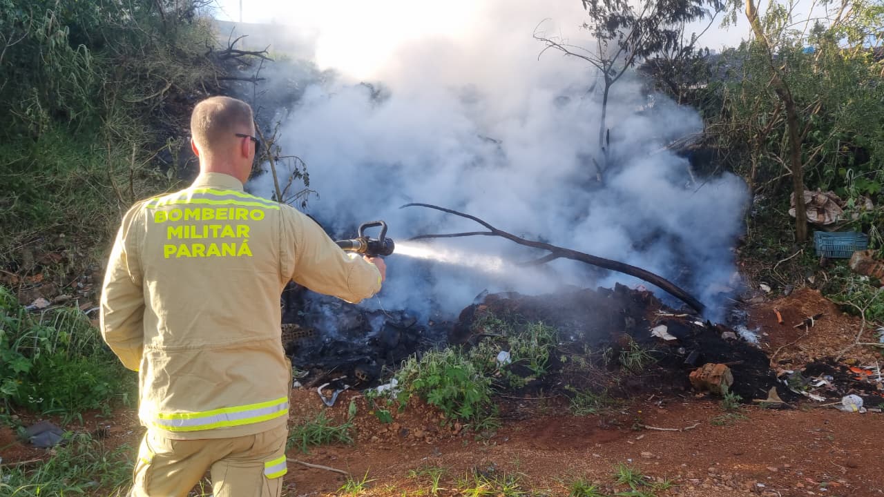 “Está bem próximo”, diz morador assustado com incêndio ambiental chegando perto de casas no Veneza em Cascavel “Está bem próximo”, diz morador assustado com incêndio ambiental chegando perto de casas no Veneza em Cascavel