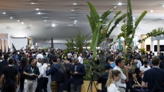 A poucas horas do fim da COP30, negociações prosseguem em Belém