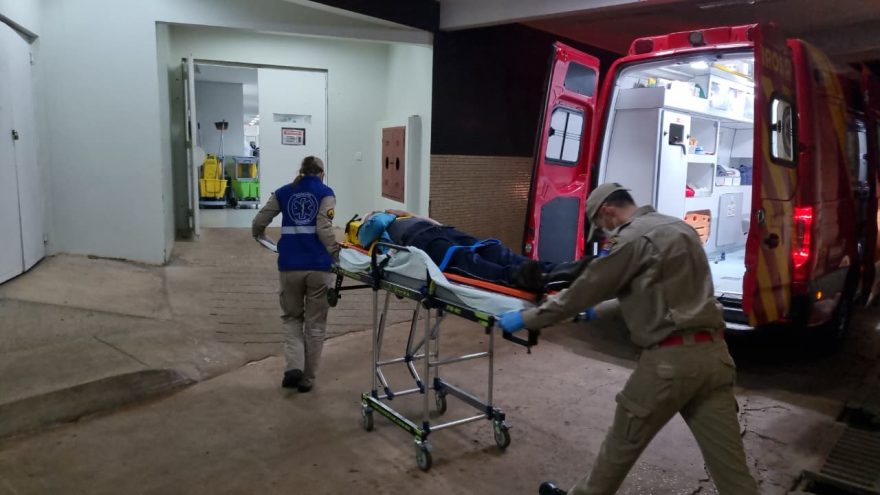 Vítima de queda sofre corte na cabeça e é socorrida pelo Siate no Bairro Parque São Paulo