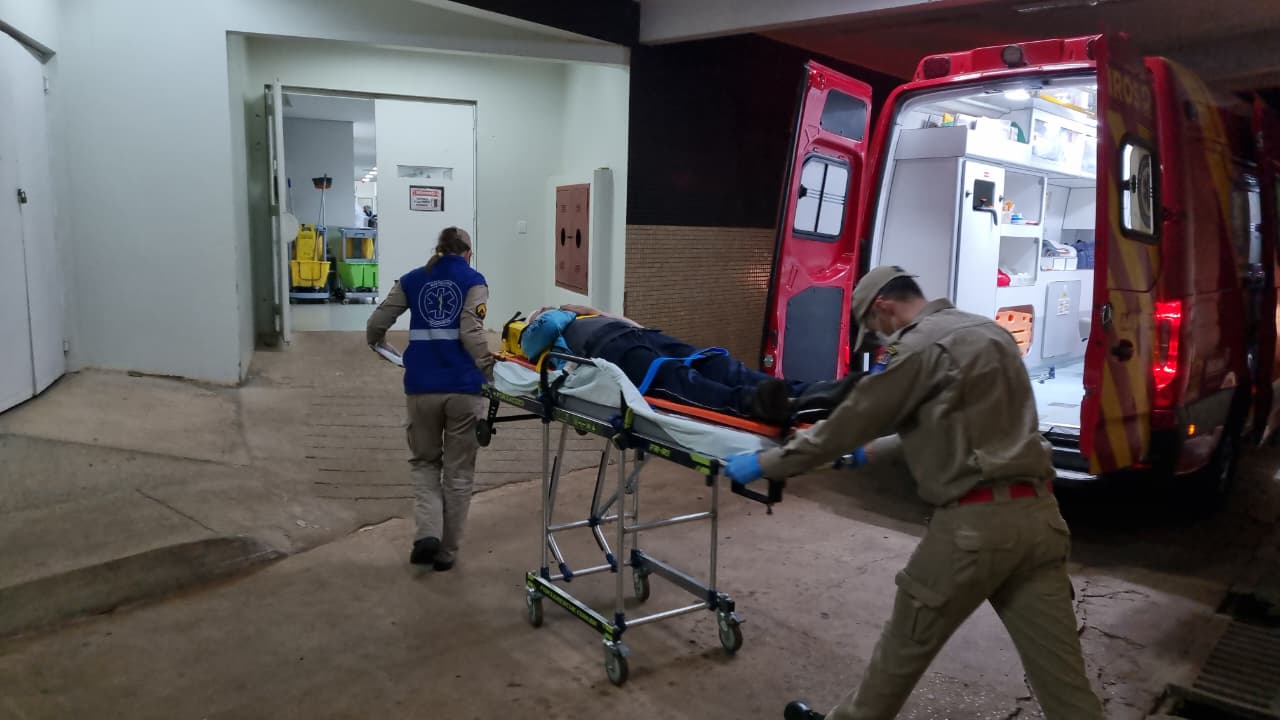 Vítima de queda sofre corte na cabeça e é socorrida pelo Siate no Bairro Parque São Paulo Vítima de queda sofre corte na cabeça e é socorrida pelo Siate no Bairro Parque São Paulo