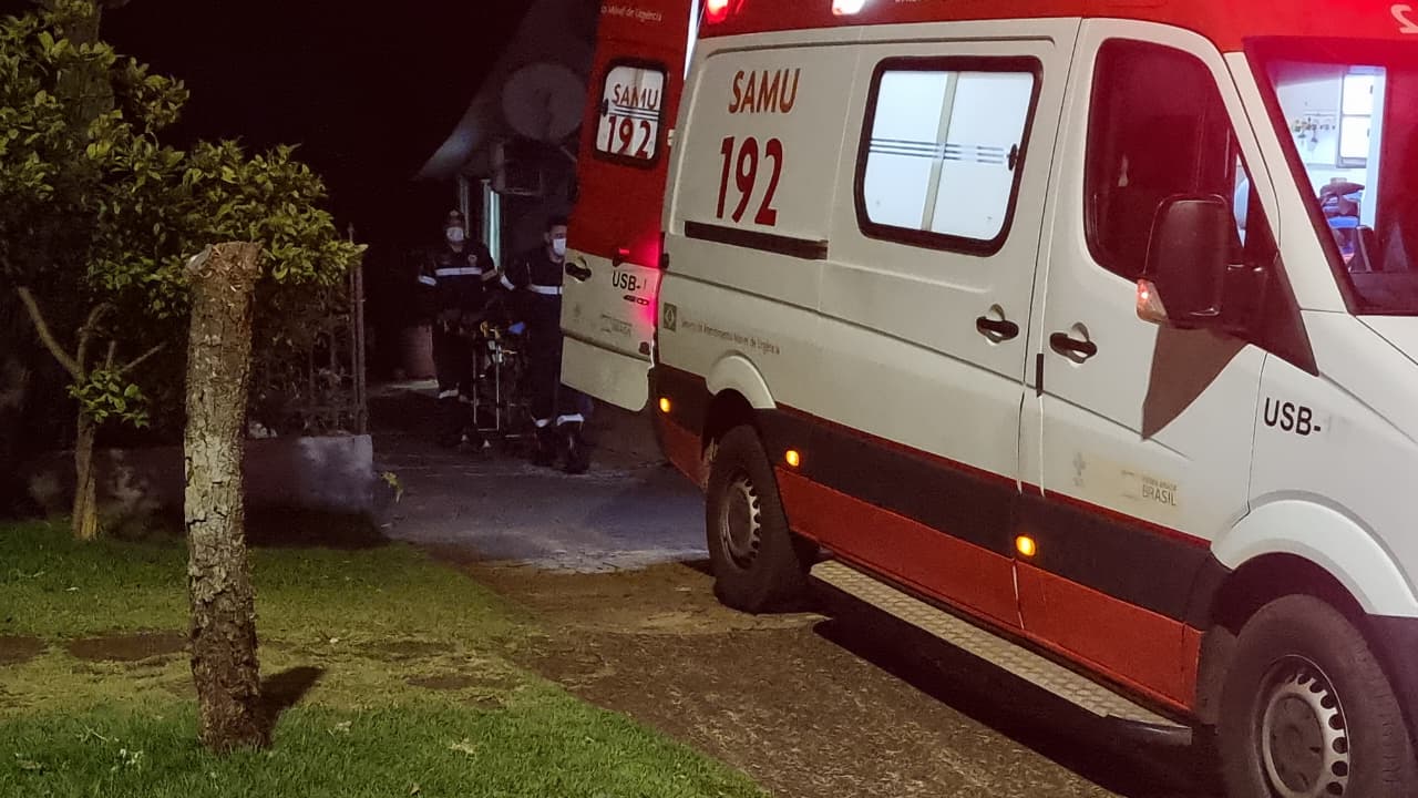 SAMU corre contra o tempo para salvar idosa com suspeita de AVC no Santa Felicidade SAMU corre contra o tempo para salvar idosa com suspeita de AVC no Santa Felicidade