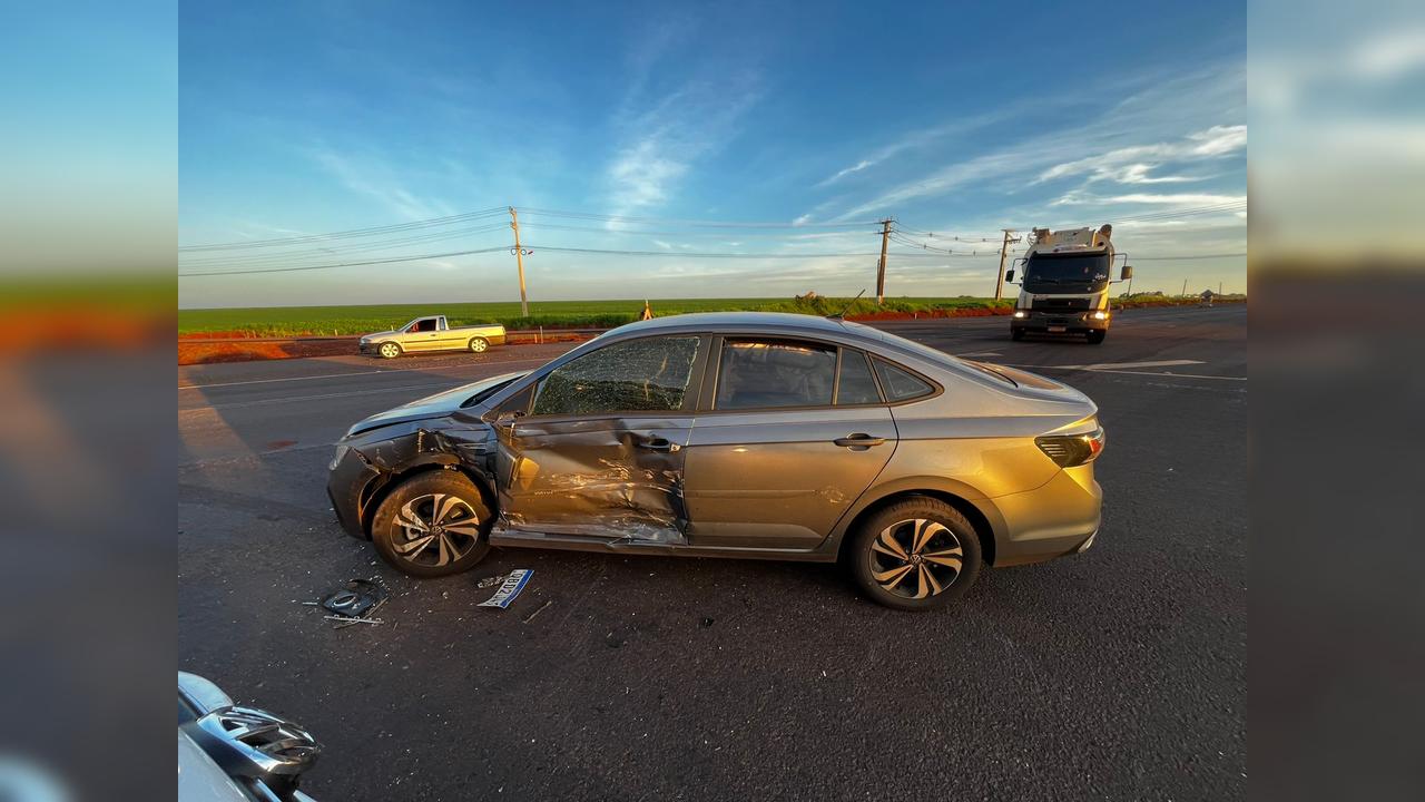 Colisão transversal deixa duas passageiras feridas na PR 182 em Palotina Colisão transversal deixa duas passageiras feridas na PR 182 em Palotina