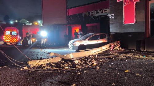 Motorista perde controle, derruba poste e deixa bairro no escuro