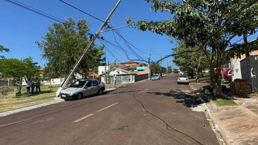 Carro derruba poste no Conjunto Riviera e rede de alta tensão fica suspensa na via