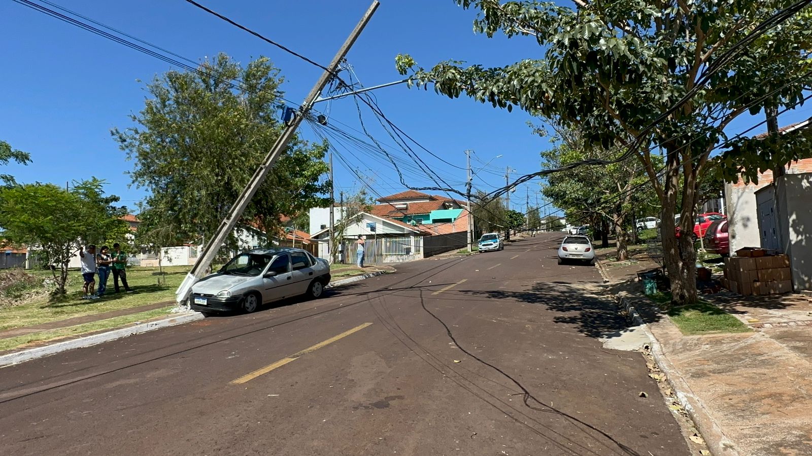 Carro derruba poste no Conjunto Riviera e rede de alta tensão fica suspensa na via Carro derruba poste no Conjunto Riviera e rede de alta tensão fica suspensa na via