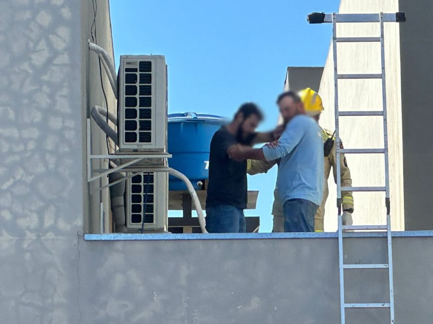 Resgate em altura: Em telhado de prédio, trabalhador sofre acidente e é resgatado pelo Corpo de Bombeiros