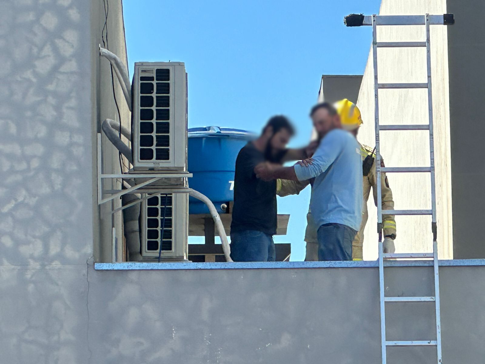 Resgate em altura: Em telhado de prédio, trabalhador sofre acidente e é resgatado pelo Corpo de Bombeiros