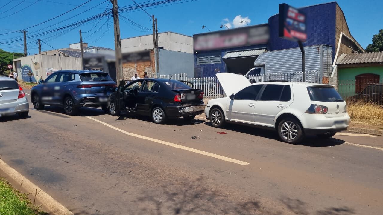 Colisão em cascata: Polo, BYD e Golf batem e deixam dois feridos na Avenida Rocha Pombo