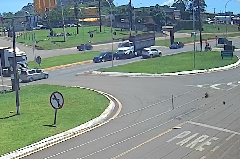 Câmera registra colisão entre Azera e caminhão no Trevo da Portal