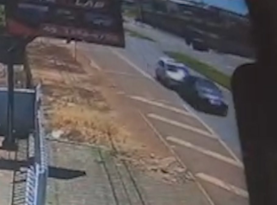 Vídeo mostra colisão entre três carros na Avenida Rocha Pombo