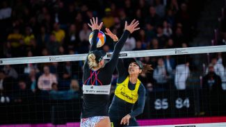 Após revés na semi, Brasil busca bronze no Mundial de vôlei de praia Após revés na semi, Brasil busca bronze no Mundial de vôlei de praia
