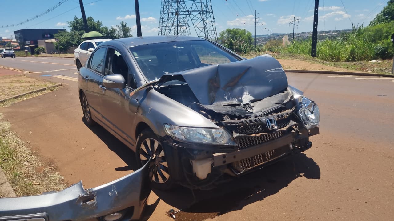 Civic e caminhonete se envolvem em colisão na Avenida Piquiri