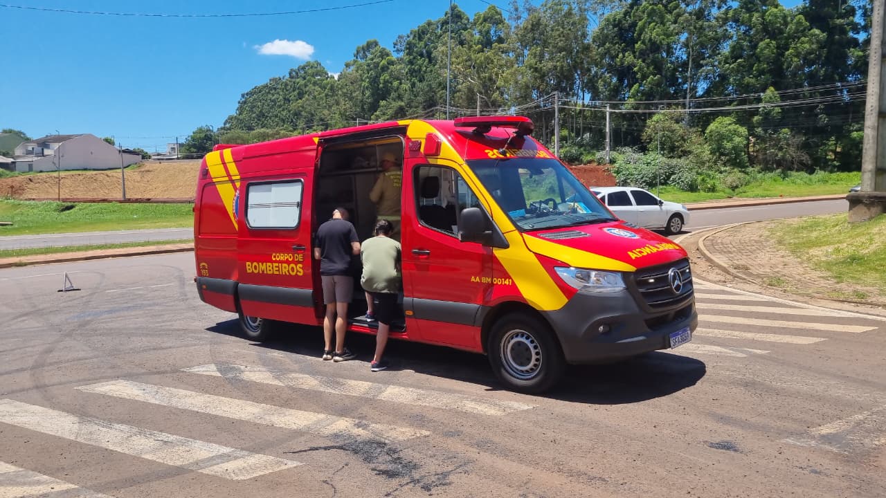 Motociclista tem fratura na clavícula após colisão com carro às margens da BR-277