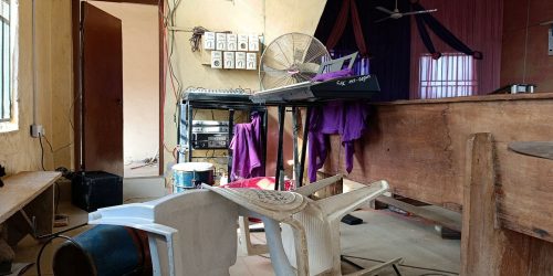 Mais de 300 pessoas são levadas de escola na Nigéria Mais de 300 pessoas são levadas de escola na Nigéria